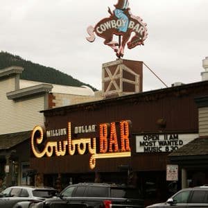 La facciata del Million Dollar Cowboy Bar, con la sua insegna luminosa e la figura sul tetto di un cowboy a cavallo.