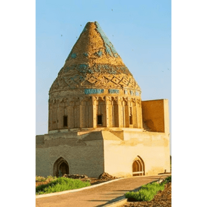 Mausoleo storico in pietra color sabbia con cupola conica, dettagli in piastrelle blu e intricato lavoro in mattoni.