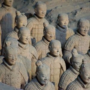 Una vista ravvicinata dell'Esercito di Terracotta, che mostra file di dettagliate statue di guerrieri d'argilla a grandezza naturale.