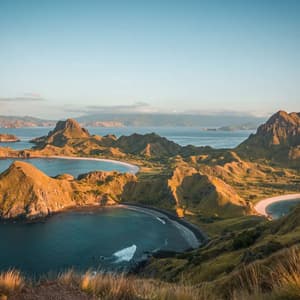 Una vista panoramica di un paesaggio costiero con isole aspre ed erbose, spiagge sabbiose e un mare blu calmo sotto un cielo sereno.