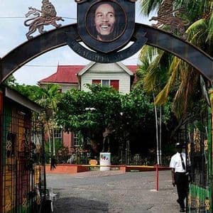 L'arche d'entrée du Musée Bob Marley, ornée d'un portrait du chanteur et de piliers peints aux couleurs rastafari.