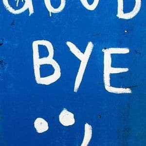 Die Worte 'GOOD BYE' und ein Smiley, handgemalt in Weiß mit tropfender Farbe auf einer hellblauen Holzoberfläche.