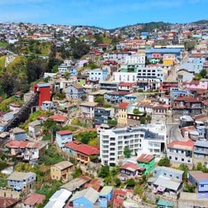 Una vista aerea di una città colorata costruita su una ripida collina, con una funicolare che sale il pendio.
