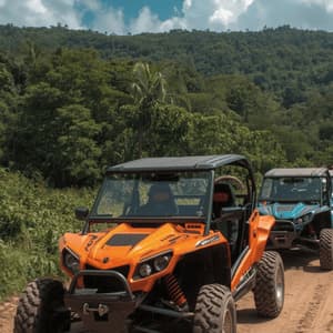 Un viaggio di gruppo WeRoad a bordo di una fila di buggy fuoristrada colorati, su una strada sterrata accanto a una collina lussureggiante e alberata.