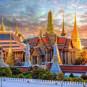 Ein prunkvoller Tempelkomplex mit goldenen Türmen und farbigen Ziegeldächern, erleuchtet vom Licht eines farbenprächtigen Sonnenuntergangs.