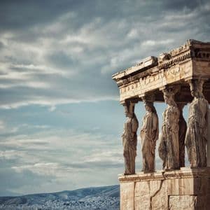 Vier antike Karyatidenstatuen dienen als Säulen auf einer Tempelvorhalle und überblicken eine Stadt unter einem dramatischen, bewölkten Himmel.