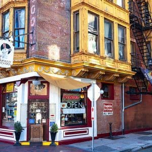 La facciata di The Franklin Fountain, un'antica gelateria su un angolo soleggiato di una strada cittadina.