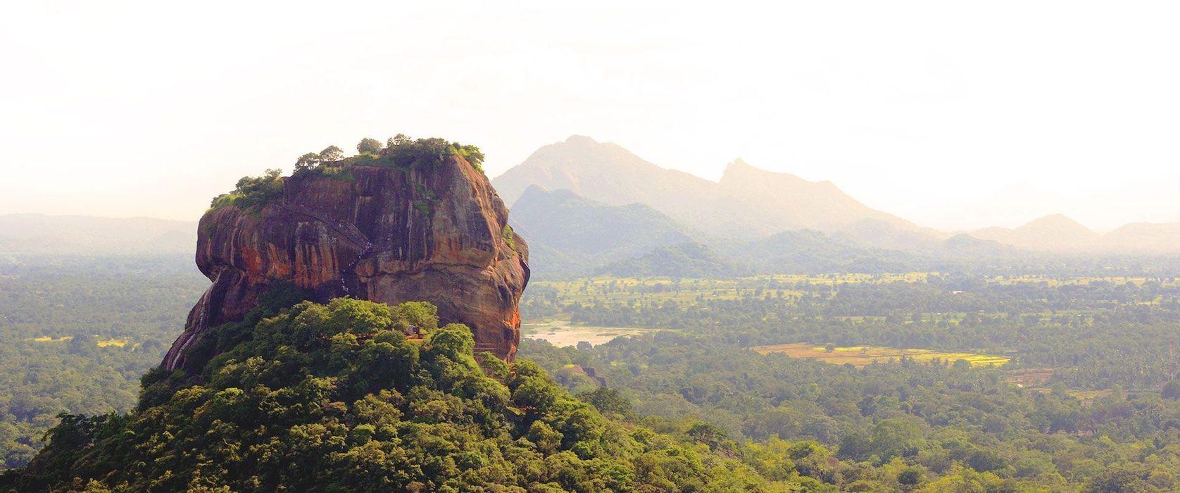 Scopri lo Sri Lanka con un viaggio di gruppo WeRoad Panorama della Pidurangala Rock in Sri Lanka