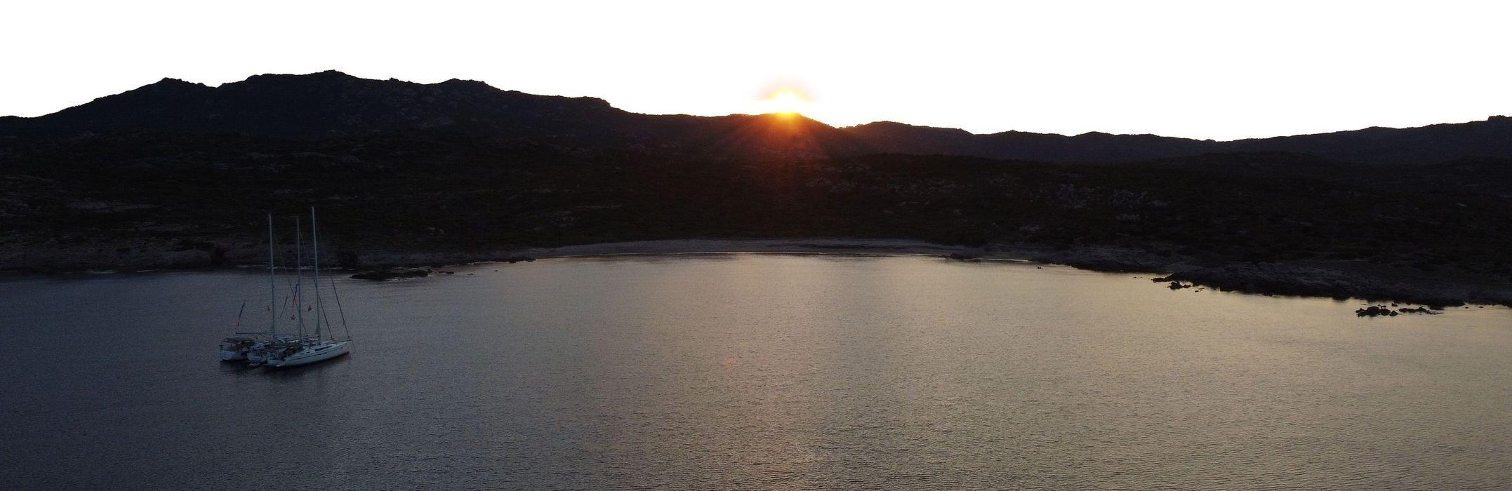 Puesta de sol sobre el mar en barca