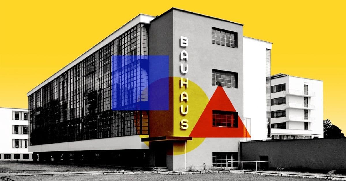 Una foto in bianco e nero dell'edificio Bauhaus con un cielo giallo e sovrapposta con forme geometriche blu, gialle e rosse.
