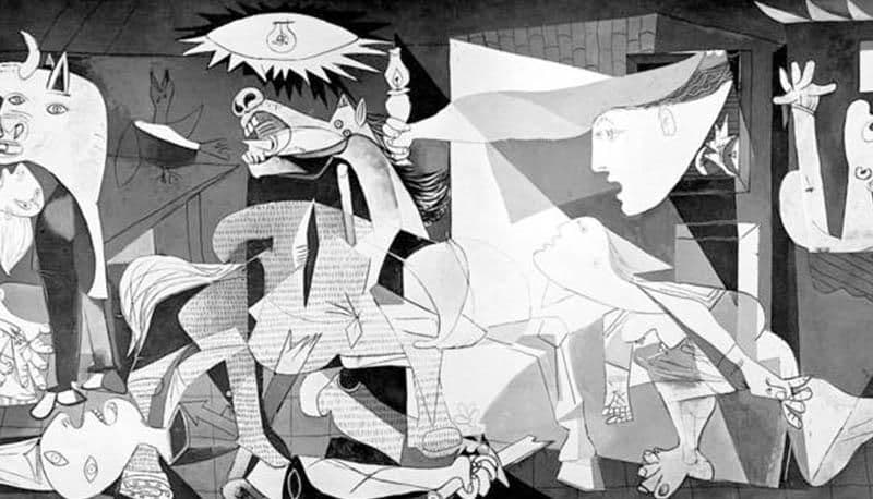 Un dipinto cubista caotico, in bianco e nero, che raffigura figure frammentate di persone e animali in agonia sotto una lampadina spoglia.