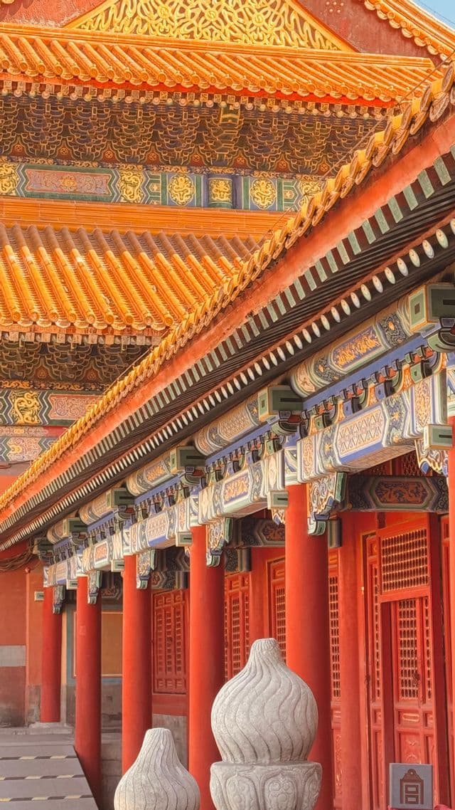 Una vista dettagliata dell'architettura tradizionale cinese, con tetto in tegole arancioni, gronde finemente decorate e colonne di un rosso brillante.