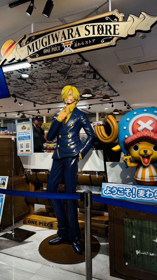 Statue a grandezza naturale dei personaggi di One Piece Sanji e Chopper all'interno del Mugiwara Store