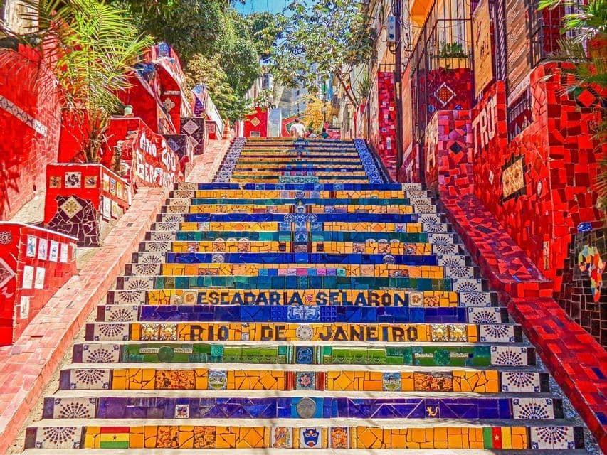 Una vista en contrapicado de la colorida Escadaria Selarón de mosaicos en Río de Janeiro, bajo un cielo brillante y soleado.