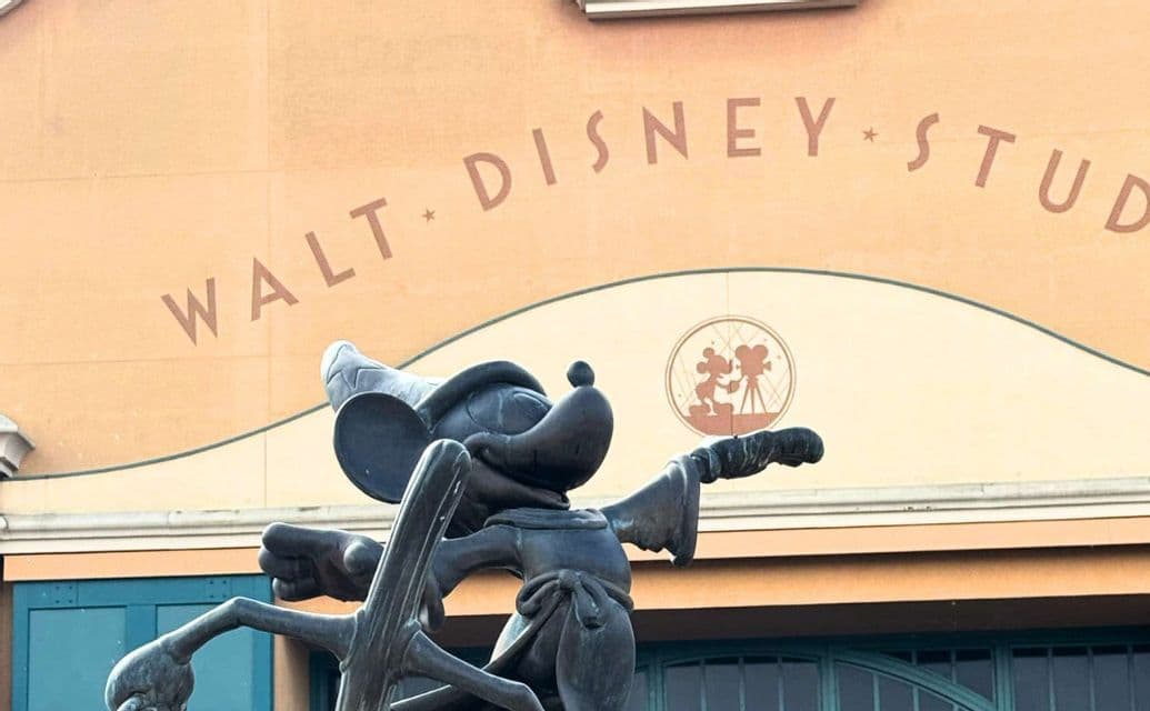 Una statua di bronzo di Topolino nei panni dell'Apprendista Stregone davanti all'edificio dei Walt Disney Studios.