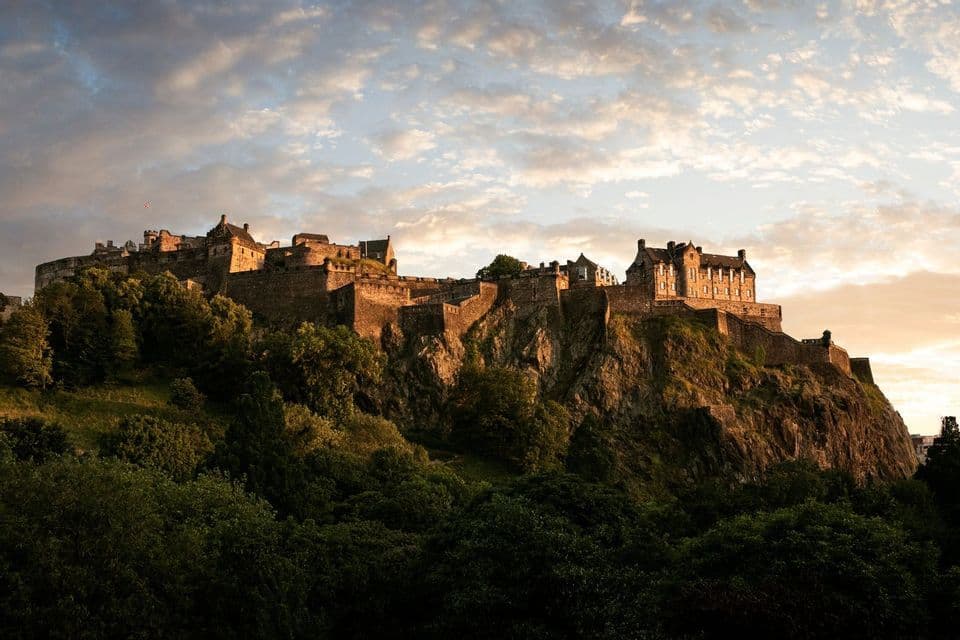 Il castello di Edimburgo Il castello di Edimburgo sulla rocca nella luce del tramonto