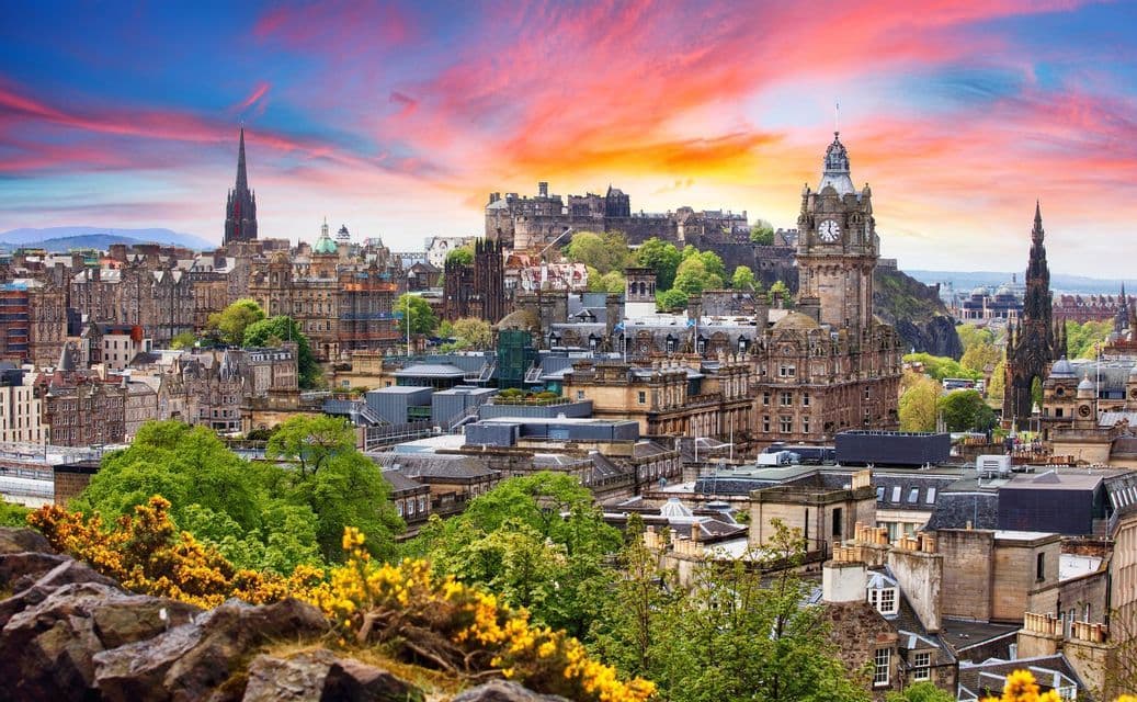 Edimburgo al tramonto Il panorama di Edimburgo al tramonto con il castello sullo sfondo
