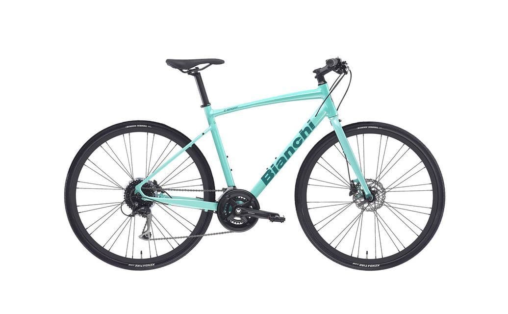 Una bicicletta ibrida Bianchi C-Sport verde chiaro con componenti neri, mostrata di profilo su sfondo bianco.