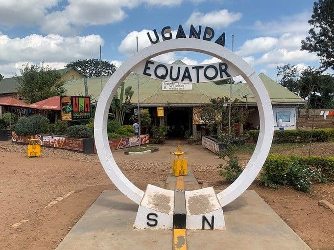 Un monumento circolare bianco in Uganda segna l'Equatore, la linea che divide gli emisferi settentrionale e meridionale.