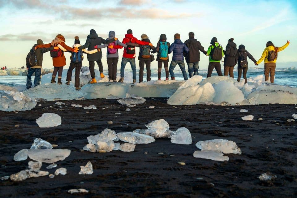 Diamond Beach Gruppo WeRoad sulla Diamond Beach, tra blocchi di ghiaccio sulla sabbia nera