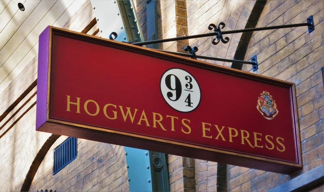 Das rote 'Hogwarts Express'-Schild für Gleis 9 ¾ an einer Ziegelwand.