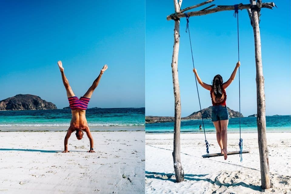 Ein geteiltes Bild zeigt zwei WeRoad-Reisende an einem tropischen Strand: einer macht einen Handstand, der andere schaukelt.