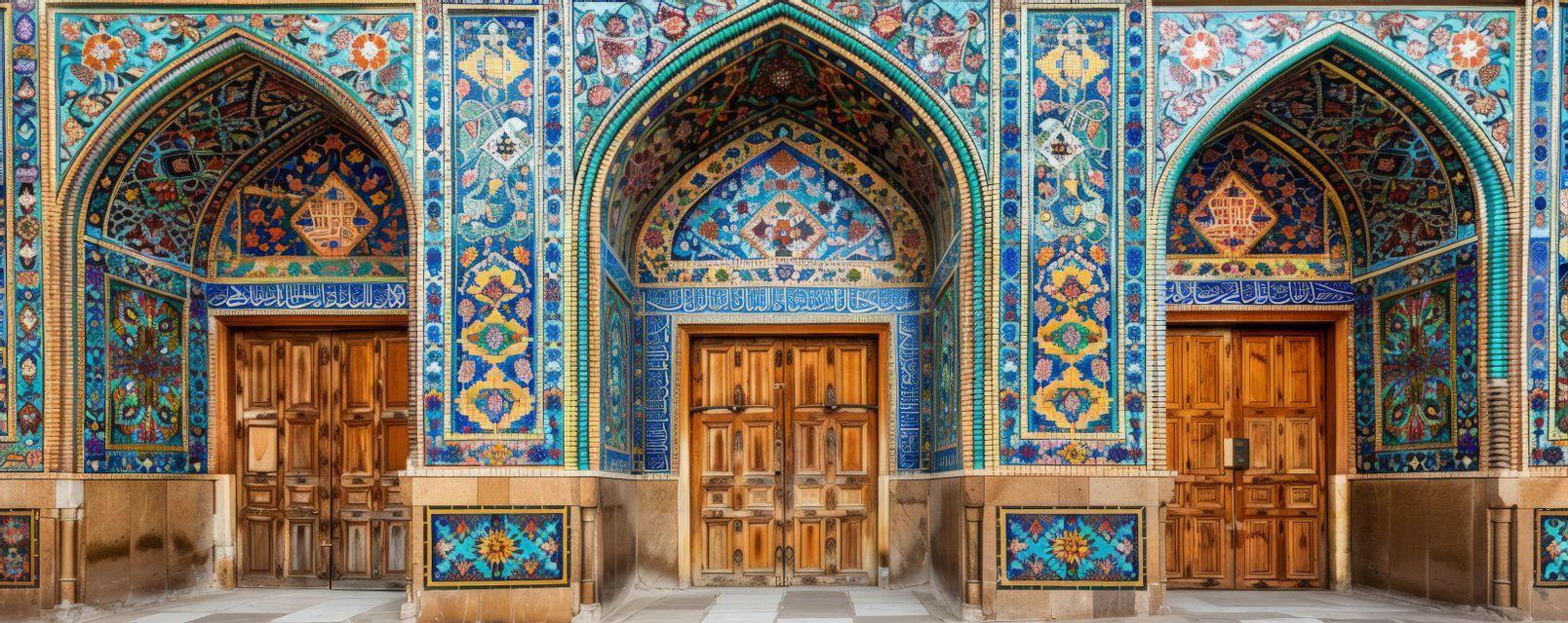 Tre porte in legno ad arco su una facciata di un edificio, adornata da intricate piastrelle a mosaico floreale blu, giallo e turchese.