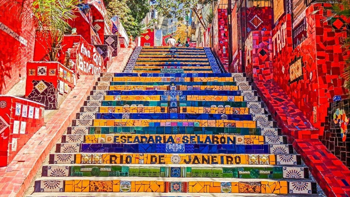 Die bunten Mosaikstufen der Escadaria Selarón in Rio de Janeiro, von unten betrachtet.