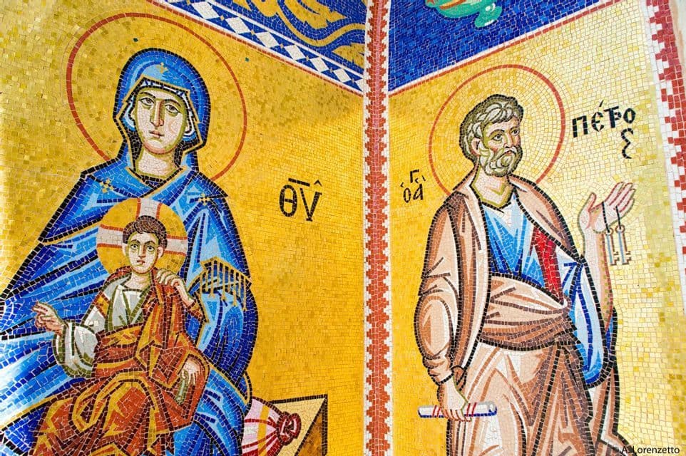 Un mosaico colorato in stile bizantino che raffigura la Vergine Maria con Gesù Bambino sulla sinistra e San Pietro che tiene le chiavi sulla destra.