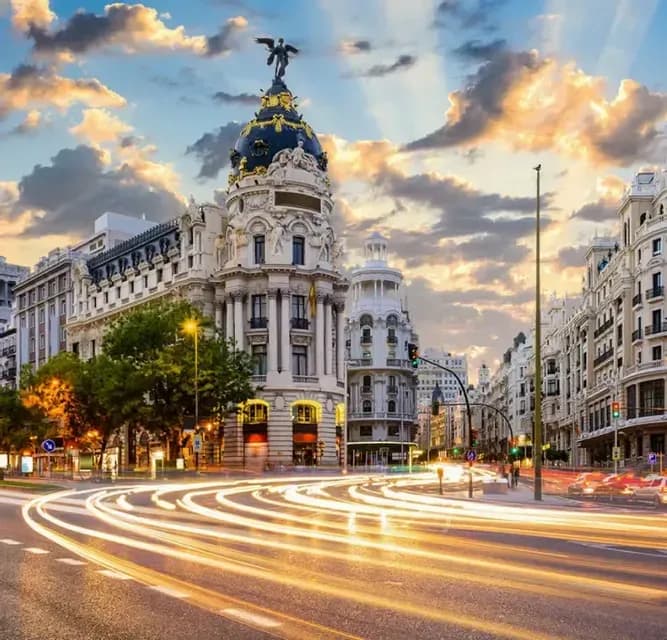 Gran Vía e l’edificio Metropolis La Gran Vía di Madrid con l’edificio Metropolis illuminato