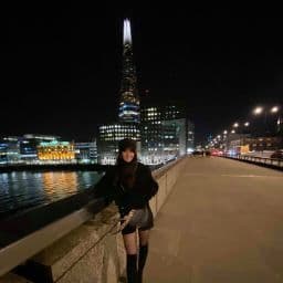 The Shard di notte The Shard illuminato di notte sopra il Tamigi