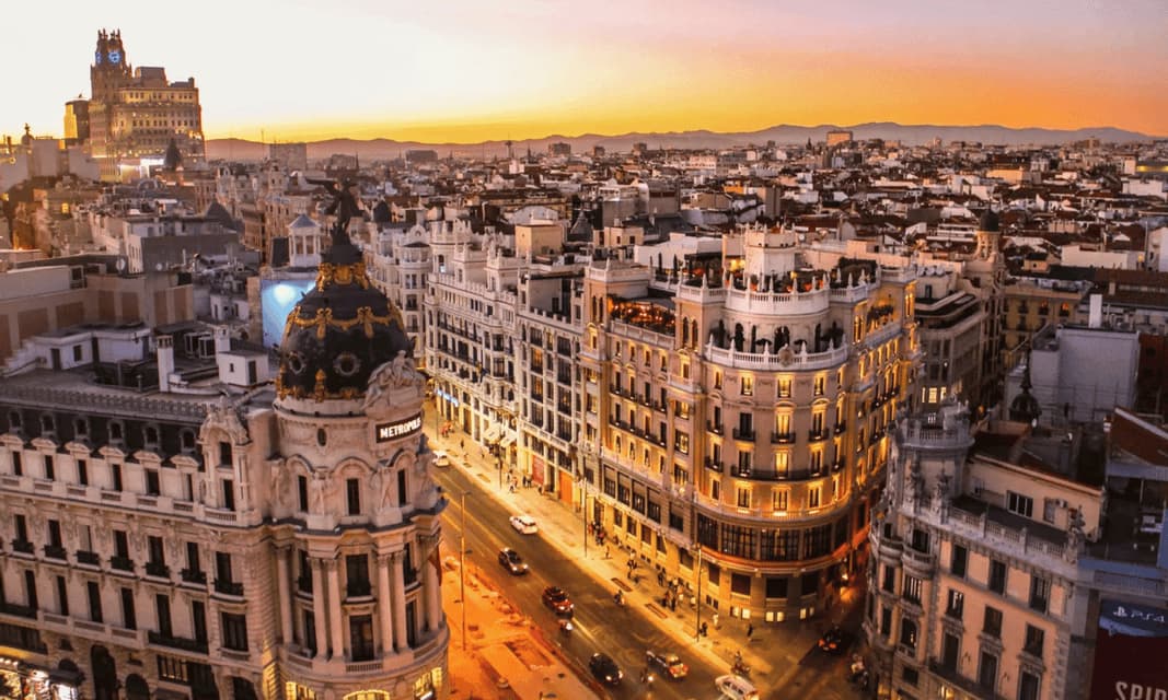 Madrid dall’alto al tramonto I tetti di Madrid e la Gran Vía visti dall’alto al tramonto