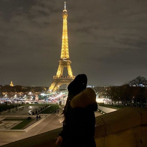 La Tour Eiffel di notte La Tour Eiffel illuminata di notte sopra Parigi