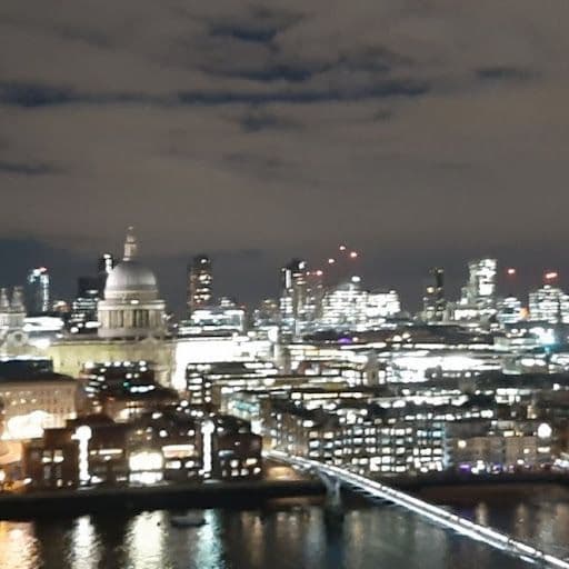 Skyline di Londra Lo skyline di Londra di notte visto dal Tamigi