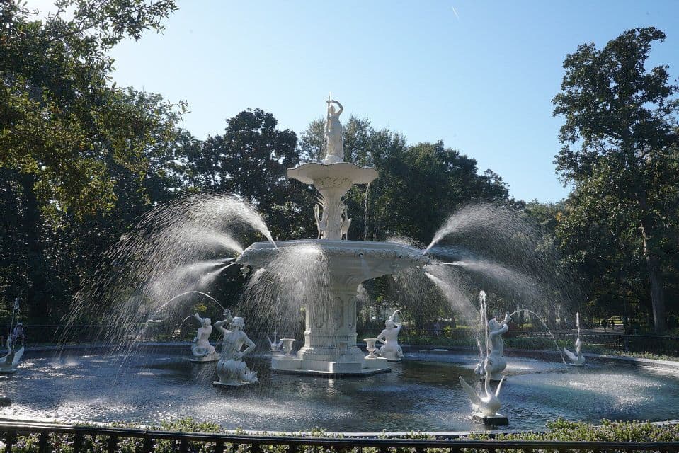 Forsyth Park fountain, Savannah (photo jjmusgrove, CC BY 2.0, Wikimedia Commons) The white cast-iron fountain of Forsyth Park in Savannah under a blue sky.