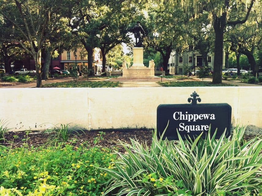 Chippewa Square, Savannah (photo Alecconnell, CC BY-SA 3.0, Wikimedia Commons) The Chippewa Square sign under live oaks in Savannah Historic District.