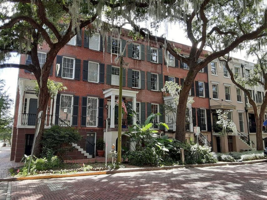 Jones Street row houses, Savannah (photo JeffersonLH, CC BY-SA 4.0, Wikimedia Commons) Brick row houses on Jones Street in Savannah shaded by live oaks.