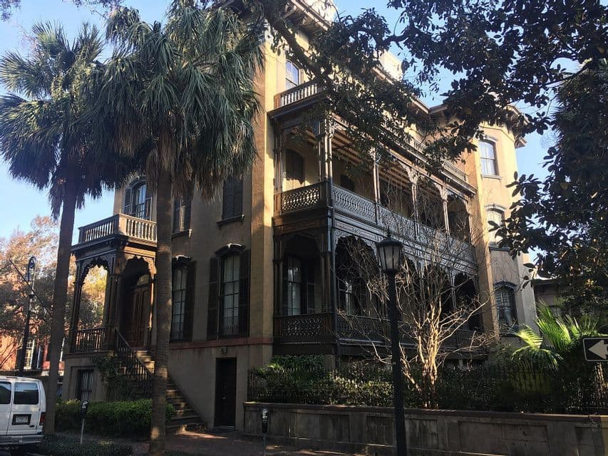Monterey Square mansion, Savannah (photo NewTestLeper79, CC BY-SA 4.0, Wikimedia Commons) Historic mansion with iron balconies on Monterey Square in Savannah framed by Spanish moss.