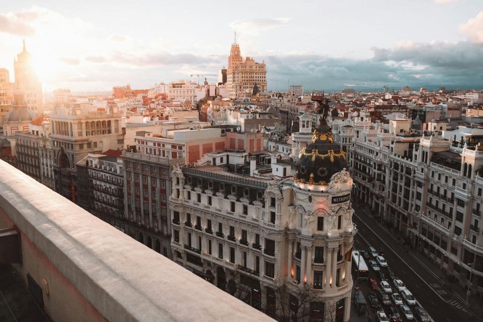 Una vista rialzata dell'architettura e delle strade storiche della città con traffico durante l'ora d'oro.