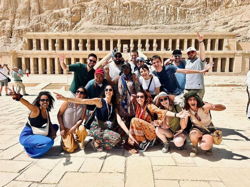 Un viaggio di gruppo WeRoad di viaggiatori in posa davanti a un antico tempio di pietra con colonne