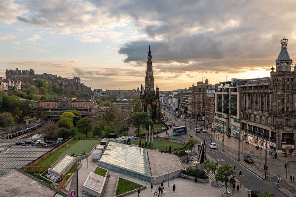 Princes Street Princes Street a Edimburgo con il monumento a Walter Scott