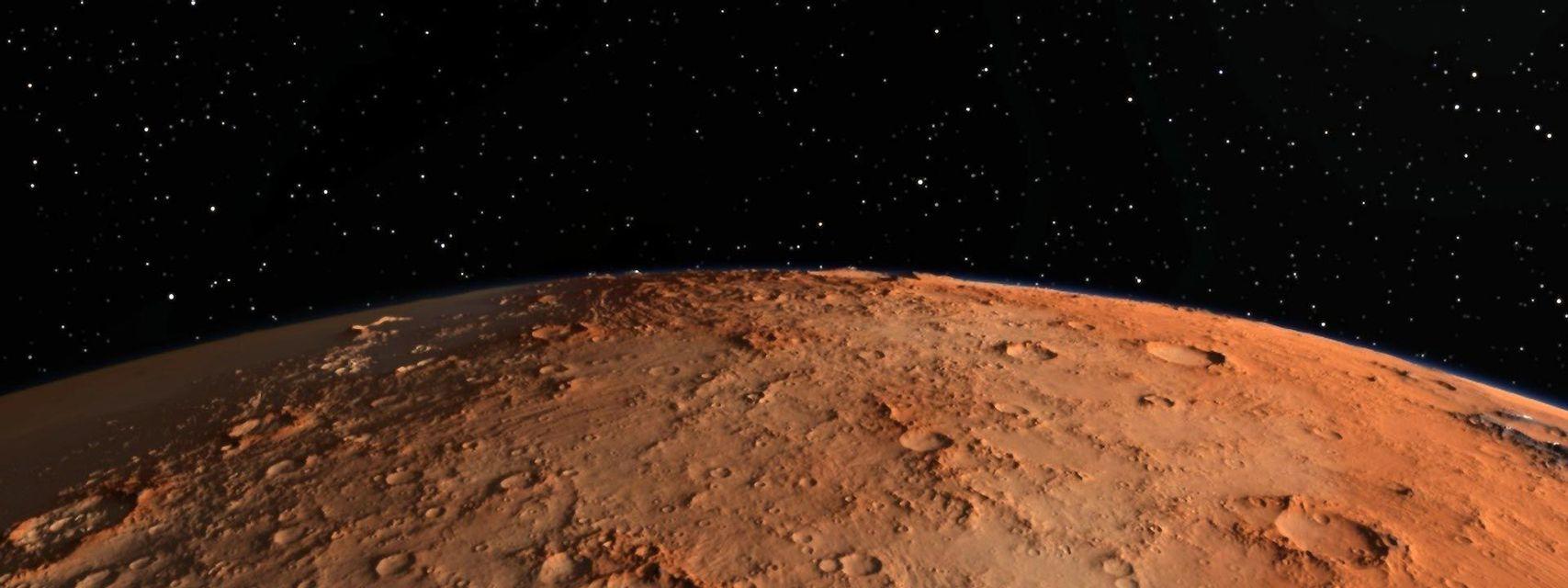 La superficie curva, llena de cráteres y de color rojizo-anaranjado del planeta Marte se observa contra un cielo oscuro y estrellado.