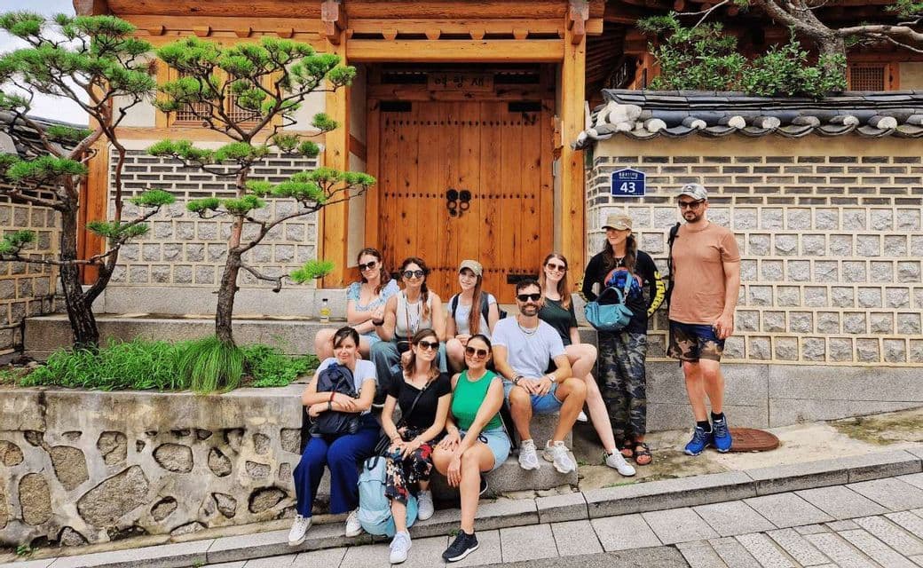 Un gruppo WeRoad in posa per una foto sui gradini in pietra di un edificio tradizionale.