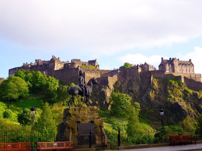 La statua sotto il castello La statua equestre davanti al castello di Edimburgo