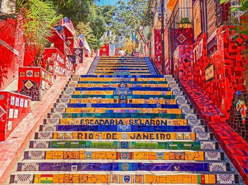 Die Escadaria Selarón, eine lange Treppe, die mit bunten Mosaikfliesen geschmückt ist und den Schriftzug 'Rio de Janeiro' zeigt, aus der Untersicht.