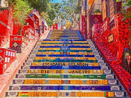 Die Escadaria Selarón in Rio de Janeiro, eine breite öffentliche Treppe, bedeckt mit bunten gelben, blauen und grünen Mosaikfliesen.