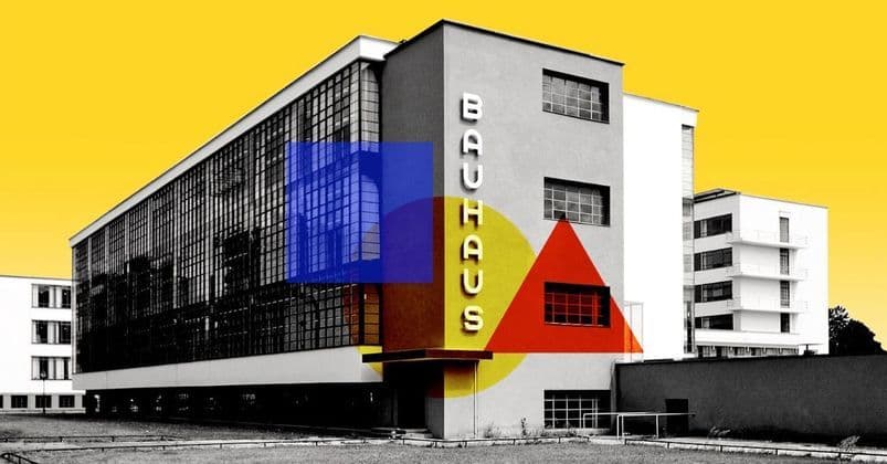 Una composizione grafica con l'edificio Bauhaus in bianco e nero e forme audaci di colori primari su uno sfondo di cielo giallo.