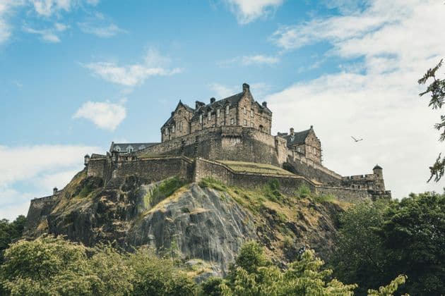 Il castello sulla rocca Il castello di Edimburgo visto dai giardini sottostanti