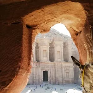 Antiker Felsentempel, von einer Höhle aus gesehen, mit Eselskopf im Vordergrund.