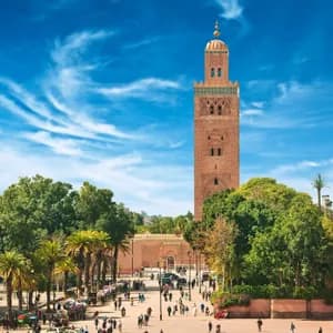Foto della piazza di Marrakech con vista sulla Moschea della Koutoubia